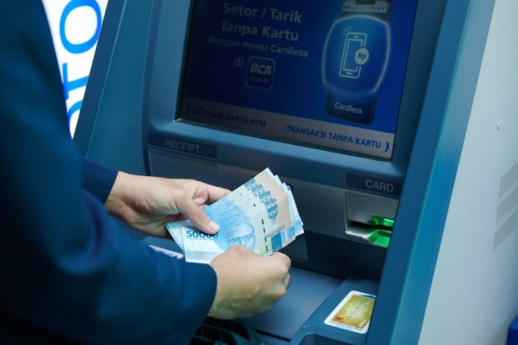 Bagaimana Cara Mengambil Uang di ATM BCA